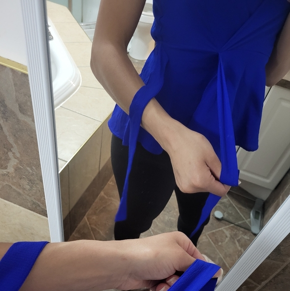 Blue wrap blouse with ruffled sleeves/ Blouse cache-coeur bleu manche à volant - Picture 3 of 6